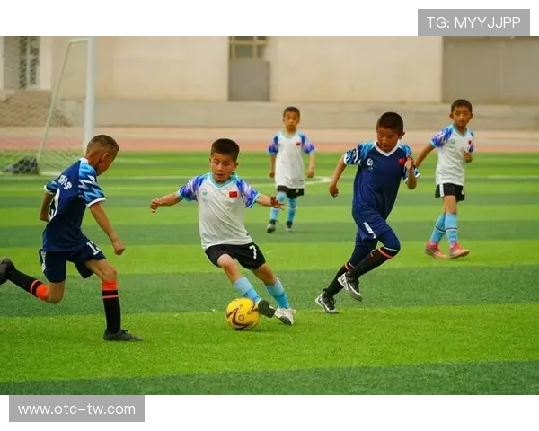 带安的足球明星如何在赛场上展现个人魅力与团队精神的完美结合